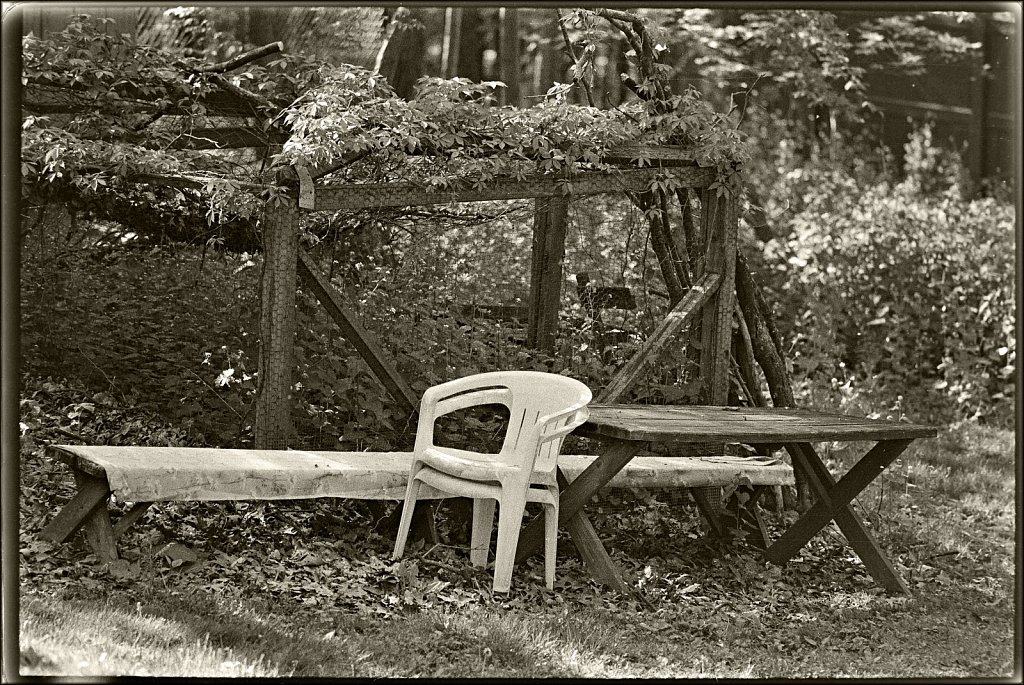 Leica R4 test (no go- light aleak shutter issue)